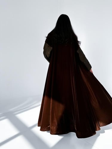 A M 065 عباية شتوي مخمل بني بتفتة ذهبي