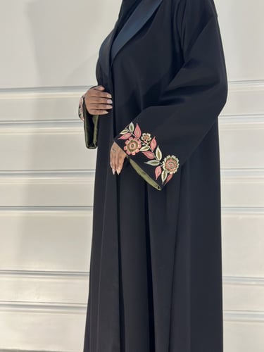 A 028 عباية جوخ شتوي بتطريز يدوي