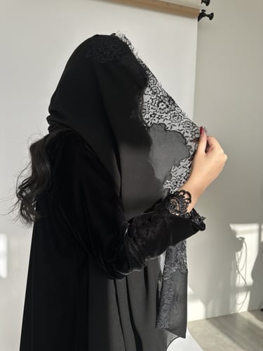 A 019 عباية شتوية مخمل بدانتيل أسود