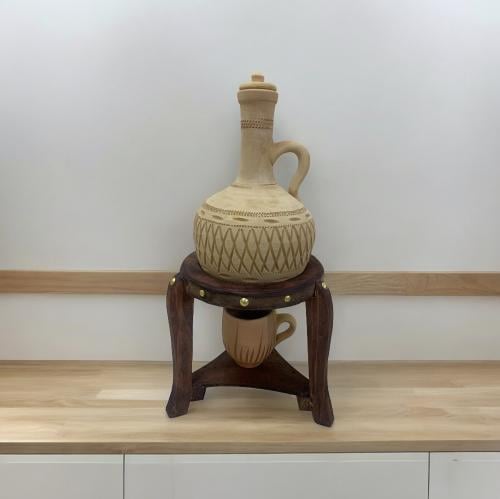 Bahraini jar "2 liters; with wooden base and cup