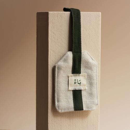 تعليقة عزّ لحقيبة السفر