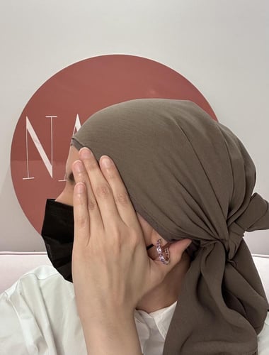 سكارف لون كستنائي
