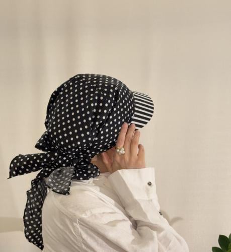 كاب منقط ابيض واسود