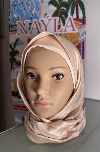 سكارف لون بنك فاتح القماش واقف