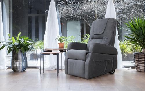 كرسي استرخاء كهربائي (Recliner) متحرك بخاصية الرفع...