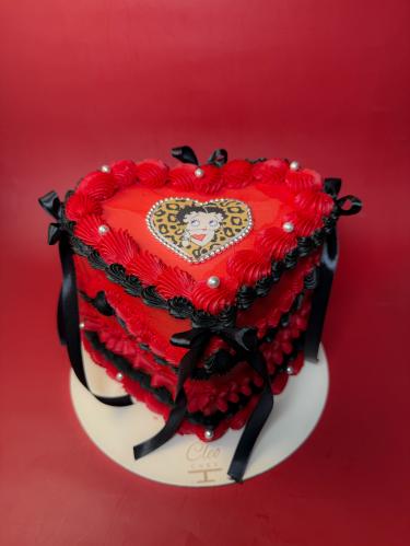 كيكة كلاسيكية حمراء مع شريطة وصورة