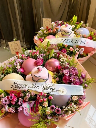 كيك كرتوني مع باقة ورد - وردي