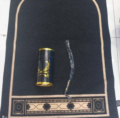 سجادة لون اسود في علبه مع مسبحه تنفع للكبار