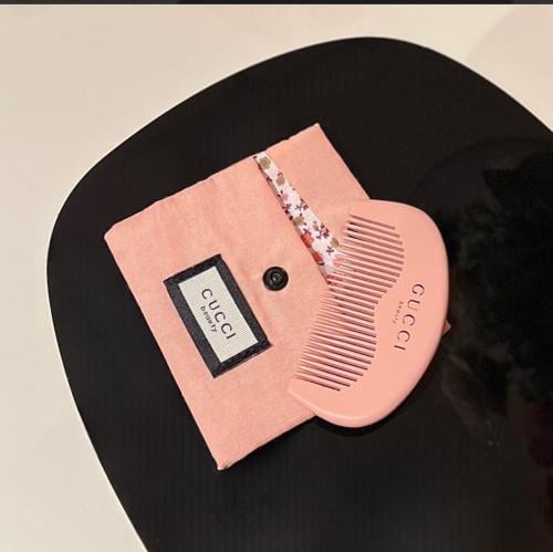 حقيبة قوتشي مع مشط خشبي (12 قطعة)