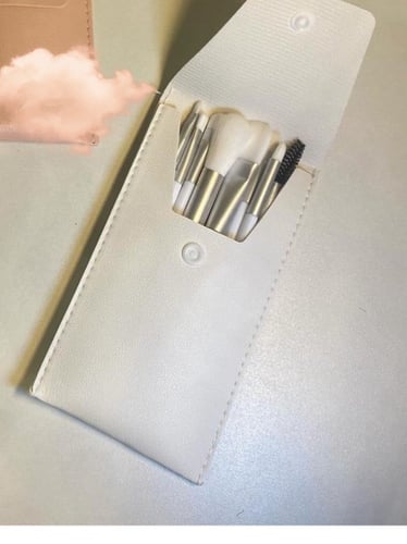 توزيعات اطقم فرش مكياج متوفره بلونين ابيض وازرق مع...