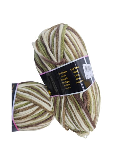 تدرجات من الأخضر الزيتوني، البني، والبيج الكريمي