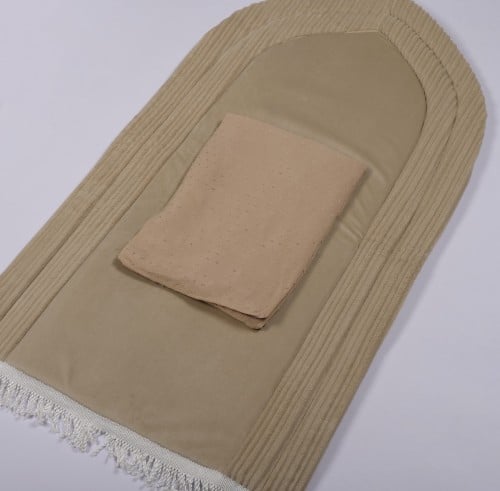 طقم سجادة مخمل بيج مع شرشف طرحه