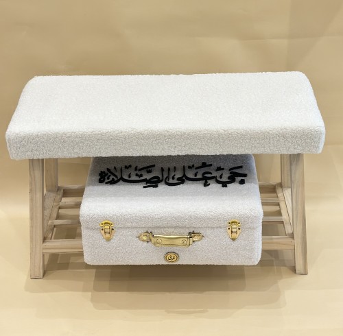 اريكة مع صندوق حي على الصلاة