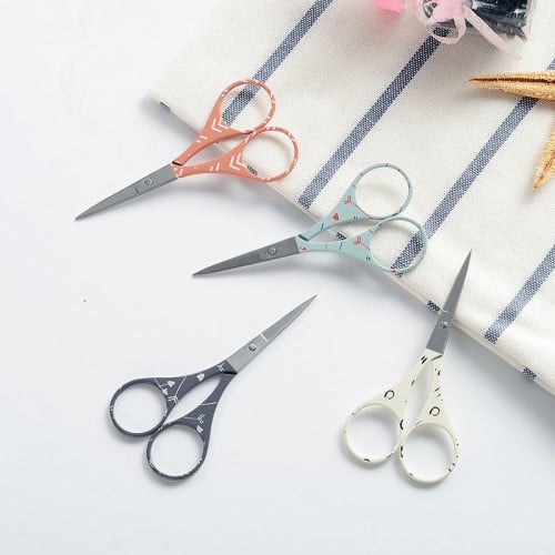 مقص بألوان جميلة