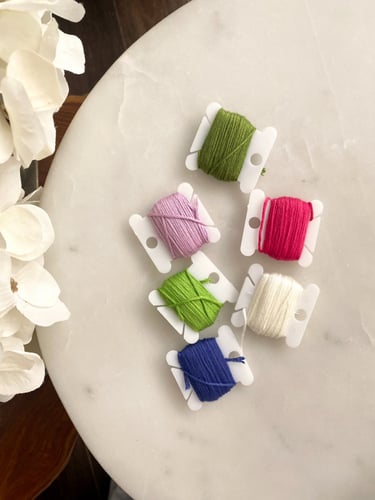 مجموعة مرتبة من خيوط التطريز