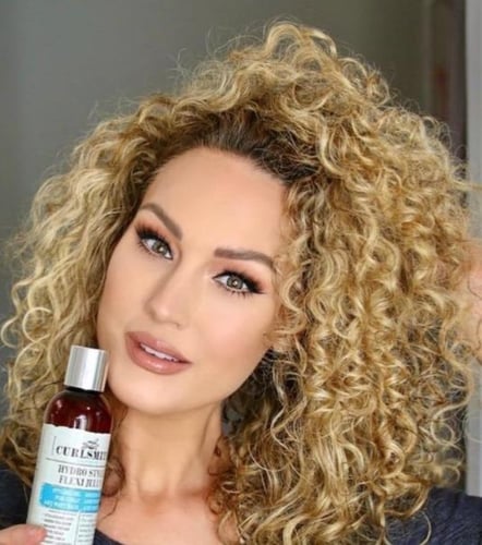 جل مثبت الخصلات من مجموعة العناية بالفروه من كيرل...