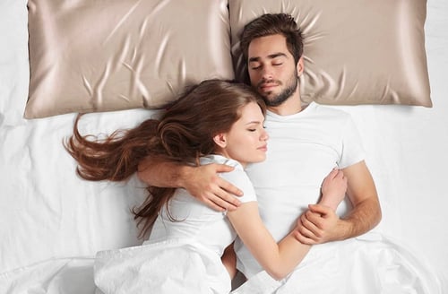 غطاء مخده مصنوع من الساتان الناعم (القطعه)