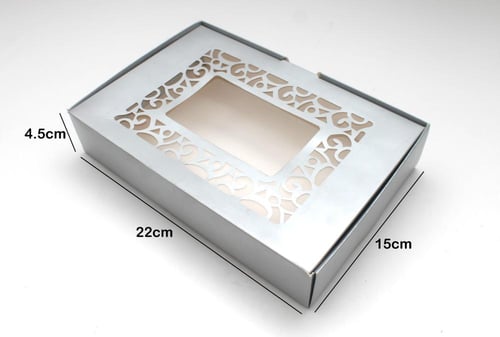 علبة ورقية مع نافذة شفافة مزخرفة