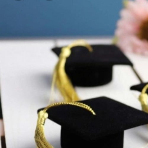 قبعات تخرج صغيرة للتوزيعات