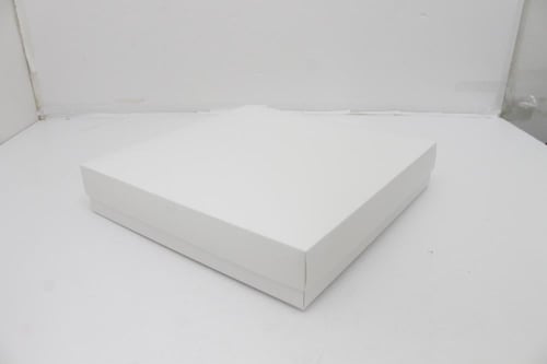 علب ورقية مقاس32*32*6.5 سم مقسم مع فتحتين صوص