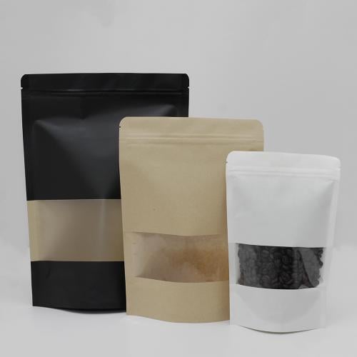 أكياس بهارات وقهوة بنافذة