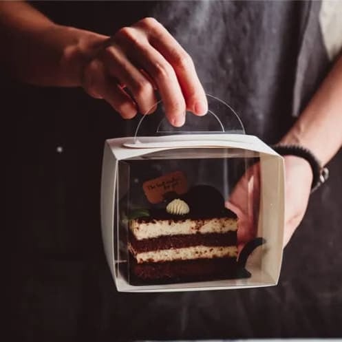علب كيك شفافة بإطار أبيض بمسكه