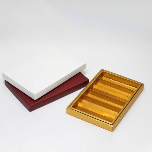 علب شوكولاتة وحلويات مقسمة