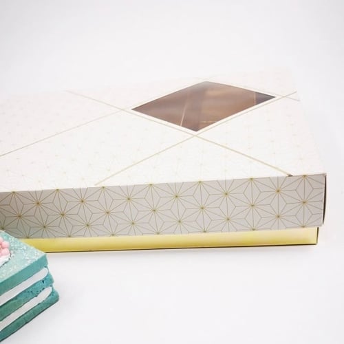 علب حلويات ورقية مقسمة بلون ذهبي