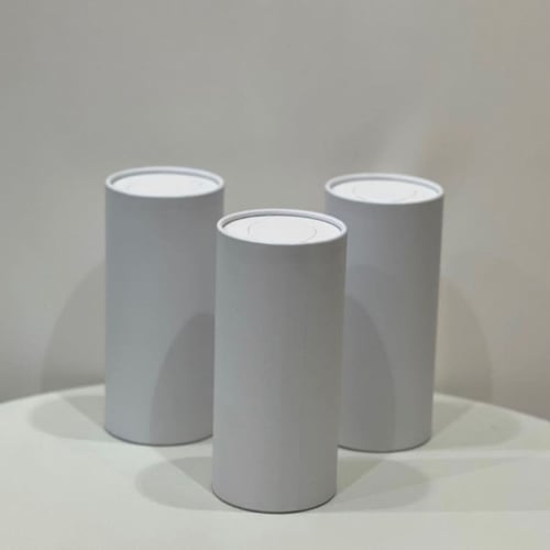 علب مناديل اسطوانية بعده الوان