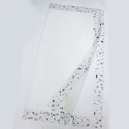 تغليف بلاستيك بأحرف عربية باللونين ابيض اسود