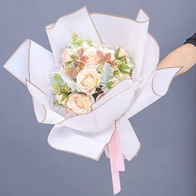 تغليف ورد بلاستيك ابيض بخط ذهبي