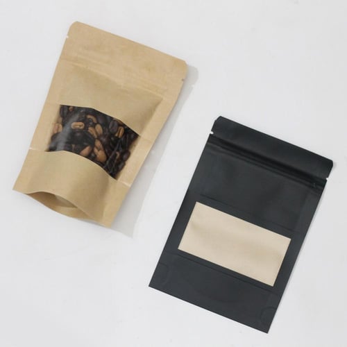 أكياس بهارات وقهوة بنافذة