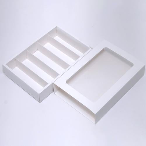 علب ورقية مقسمة للحلويات بنافذة شفافة