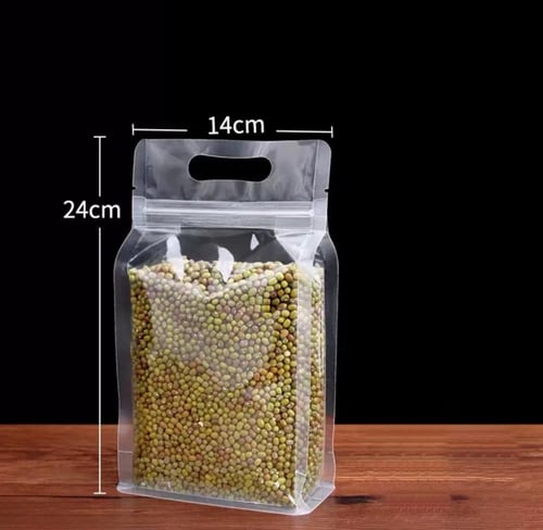 اكياس قهوة ومكسرات شفافة بيد