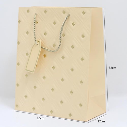 أكياس هدايا مزخرفة بنقاط ذهبية
