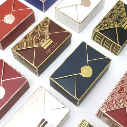 علبة هدايا فاخرة بتصميم ظرف