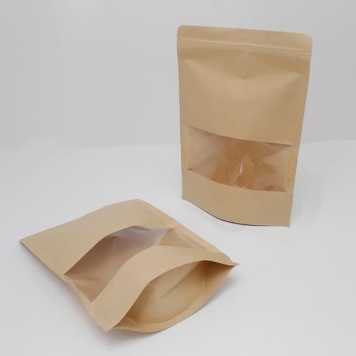 أكياس بهارات وقهوة بنافذة