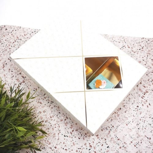 علب حلويات ورقية مقسمة بلون ذهبي