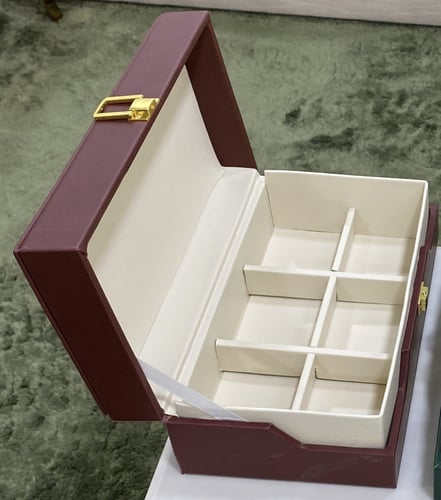 حقيبة جلد فاخرة تحتوي على ست أوقيات متنوعة من العو...