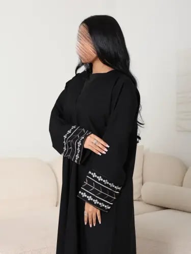 عباية ساده بتدخيلة على الكم بلون ابيض