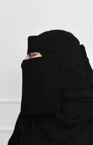 نقاب بمطاط قصير مستقيم