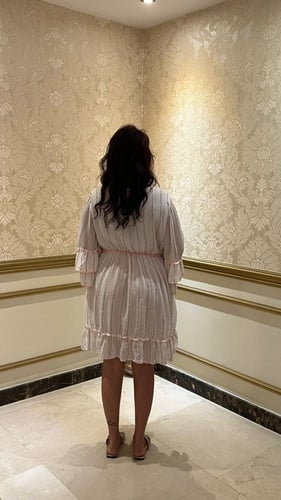 فستان صوفيا قصير مطرز يدويا بإحساس صيفي ناعم