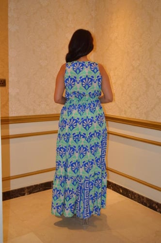 فستان نرجس بنقوش خضراء وزرقاء