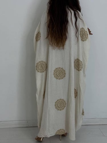 فستان بيج مطرز بخيوط ذهبية فاخرة