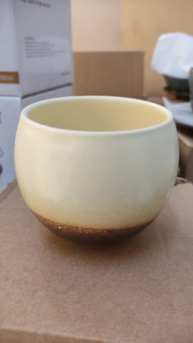 أكواب سيراميك بأحجام مختلفة