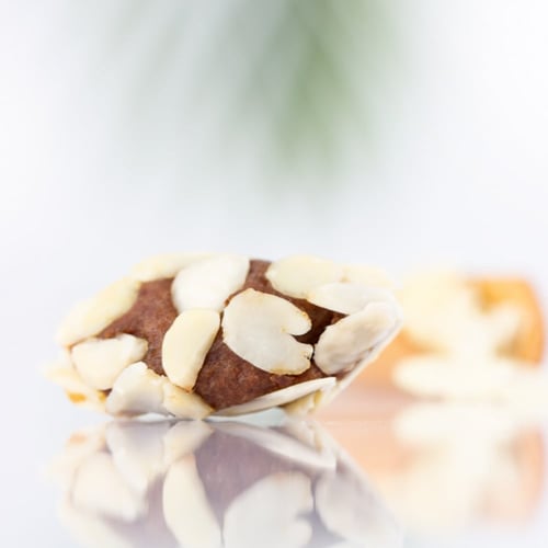 مطحون التمر بنوع واحد من المكسرات (باللوز)