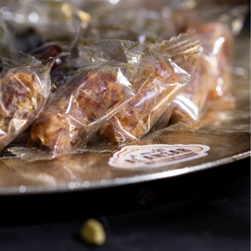 صحن دائري فاخر من التمور المحشية