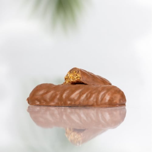 كرتون مطحون التمر مع الفول السوداني المغطى بالشوكو...