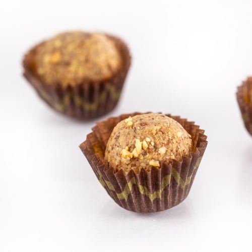 كرات التمر بالشوكولا والحليب 24 قطعة