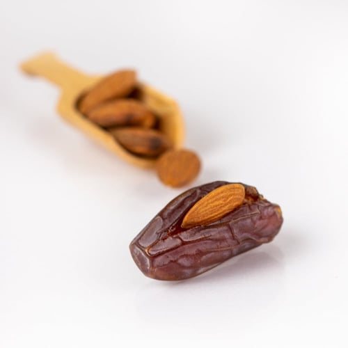 كرتون 12 علبه من تمر مبروم باللوز